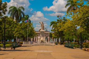Jose Marti Anıt veya heykel onun adını taşıyan Cienfuegos Plaza. Küba