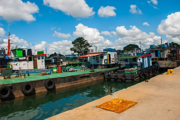 CIENFUEGOS, CUBA : Port avec petites péniches et bateaux dans la ville cubaine . — Photo
