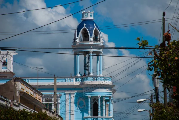 Cienfuegos, 쿠바입니다. 호세 마티 공원, 문화 벤자민 듀 래 이트의 집에서에서 라 페. 아름 다운 클래식 블루 화이트 열 건물. — 스톡 사진