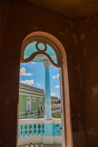 El interior del Palacio, con vistas a la ciudad desde las ventanas. Cienfuegos, Cuba. Palacio Ferrer en el Parque José Martí, Casa de la Cultura Benjamin Duarte — Foto de Stock