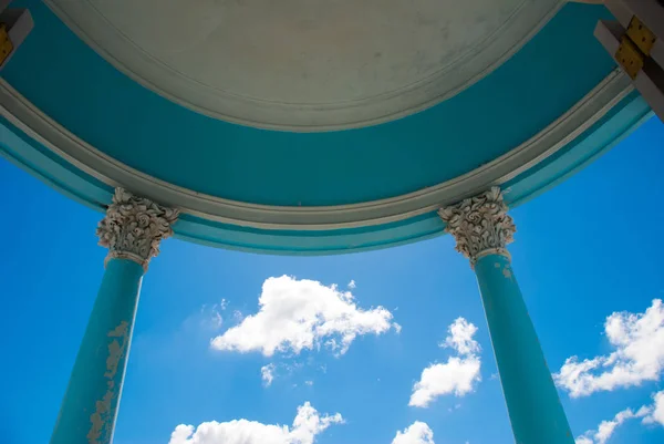 Blaue Säulen gegen den Himmel. cienfuegos, Kuba. palacio ferrer im jose marti park, haus der kultur benjamin duarte. — Stockfoto