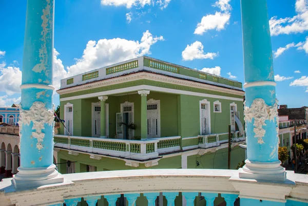 CIENFUEGOS, CUBA: Vista do edifício através das colunas azuis do Palácio . — Fotografia de Stock