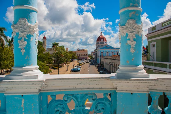 CIENFUEGOS, CUBA: Vista do edifício Município através das colunas azuis do Palácio . — Fotografia de Stock