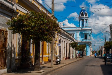Cienfuegos, Cuba. Palacio Ferrer Jose Marti Park, kültür Benjamin Duarte evi. Beyaz sütunlarla bina güzel klasik mavi.