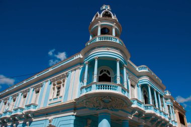 Cienfuegos, Cuba. Palacio Ferrer Jose Marti Park, kültür Benjamin Duarte evi. Beyaz sütunlarla bina güzel klasik mavi.