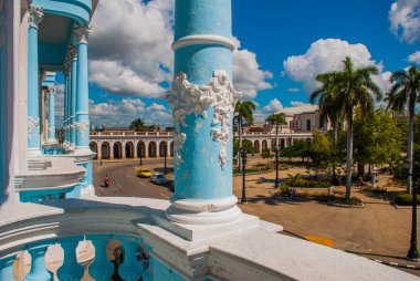 Cienfuegos, Cuba: Hindistan cevizi ağaçları ile Park Jose Marti meydanında mavi sütunların üzerinden görünüm