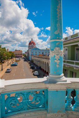 Cienfuegos, Cuba: Görünüm sarayın mavi sütunların üzerinden Belediyesi binasının.