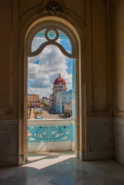Cienfuegos, Cuba: Belediye Binası ve şehrin merkezi sarayının pencerelerden görünüm.