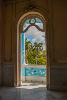 --Dan pencere eşiği şehir manzaralı Palace, iç. Cienfuegos, Cuba. Palacio Ferrer Jose Marti Park, kültür Benjamin Duarte evi
