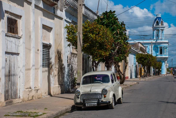 Cienfuegos, Cuba. Vintage rétro voiture américaine dans la rue. Palacio Ferrer dans le parc Jose Marti, Maison de la Culture Benjamin Duarte . — Photo