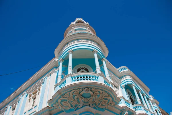 Cienfuegos na Kubie. Palacio Ferrer w parku Jose Marti, Dom kultury Benjamin Duarte. Piękny klasyczny budynek z białe kolumny niebieski. — Zdjęcie stockowe