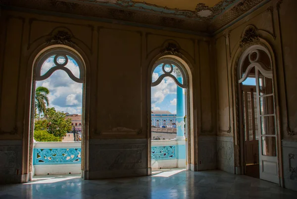 El interior del Palacio, con vistas a la ciudad desde las ventanas. Cienfuegos, Cuba. Palacio Ferrer en el Parque José Martí, Casa de la Cultura Benjamin Duarte — Foto de Stock