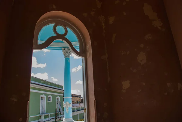 宫殿的内部, 从窗户俯瞰城市。西恩富戈斯, 古巴。在何塞. 马蒂公园的杜阿尔特, 文化之家本杰明。 — 图库照片