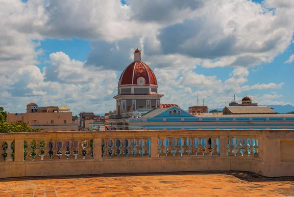 Cienfuegos, Kuba: Teraszról az épület elhelyezkedik, City Hall, kormány-palota. — Stock Fotó