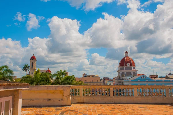 西恩富戈斯, 古巴: 从大厦自治市的露台、市政厅、政府宫殿和 Catheadral 的构想的看法 — 图库照片