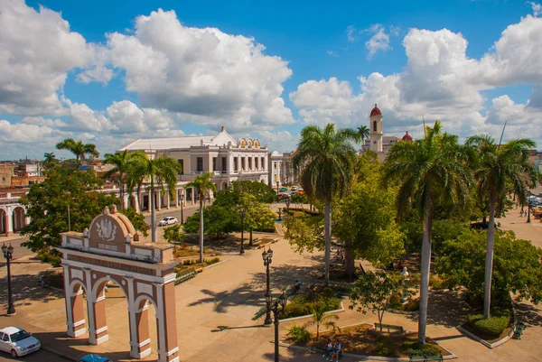 CIENFUEGOS, CUBA: Arco do Triunfo está localizado na Praça José Marti em Cienfuegos . — Fotografia de Stock