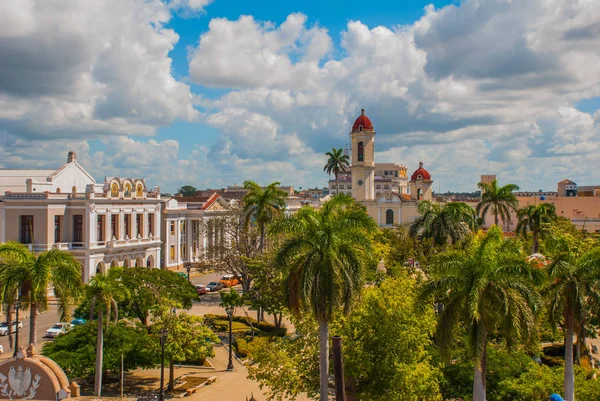 西恩富戈斯, 古巴: 从圣母大教堂顶部的景色, 位于古巴城市中心的马蒂广场上。. — 图库照片