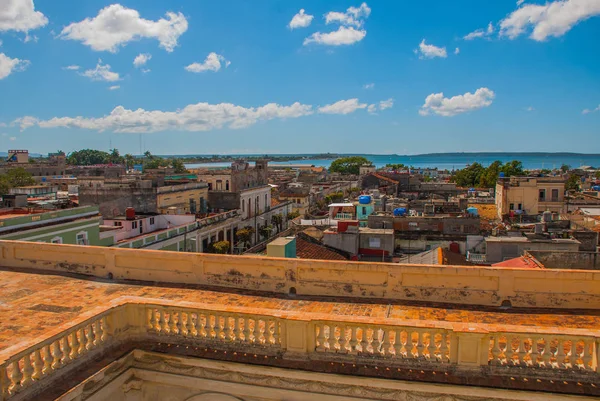 Architecture of Cienfuegos, Cuba. Top view of Cuban city and Bay — Stock Photo, Image