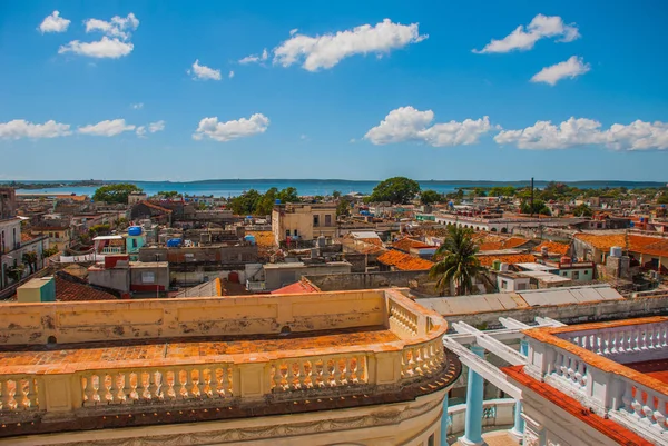 Arquitetura de Cienfuegos, Cuba. Vista superior da cidade e da baía de Cuba — Fotografia de Stock