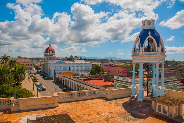 CIENFUEGOS, CUBA, Palácio Ferrer: Panorama que abre a partir do terraço do Palácio para a praça central e do edifício Município — Fotografia de Stock