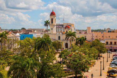 Cienfuegos, Cuba:, katedral, Küba şehir merkezinde Marti meydanında bulunan lekesiz, üstten görünüm.