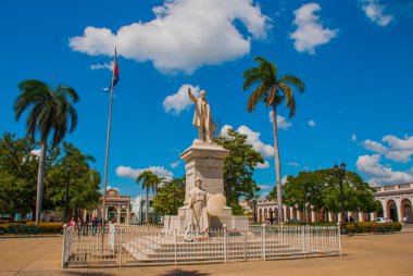 Jose Marti Anıt veya heykel onun adını taşıyan Cienfuegos Plaza. Küba