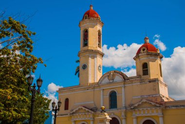Cienfuegos, Cuba: Katedrali Immaculate Conception, Jose Marti Meydanı. Mavi gökyüzü arka plan üzerinde şehrin merkezinde neoklasik tarzda katedralde