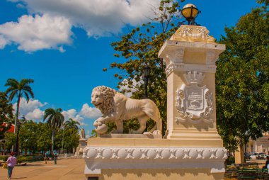 Cienfuegos, Cuba: beyaz taş aslan heykeli. Cienfuegos meydanda Parque Jose Marti görünümünü.