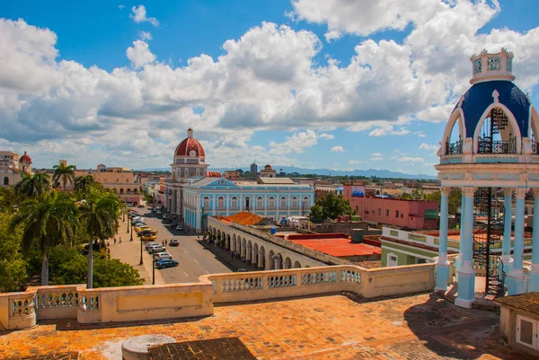 CIENFUEGOS, CUBA, Palacio Ferrer: Panorama que se abre desde la terraza del Palacio a la Plaza Central y edificio Municipio — Foto de Stock