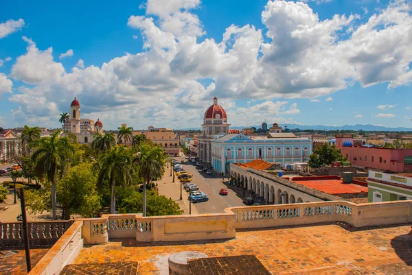 Cienfuegos, Kuba: Pohled z terasy budovy magistrátu, radnice, vládní palác a Catheadral Neposkvrněného početí. Náměstí Parque Jose Marti. — Stock fotografie