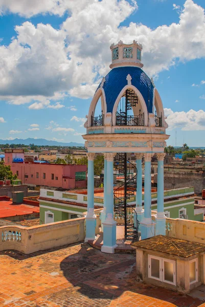 Наблюдательная ротонда с лестницами на крыше дворца. Сьенфуэгос, Куба. Паласио Феррер, Дом культуры Бенджамина Дуарте — стоковое фото
