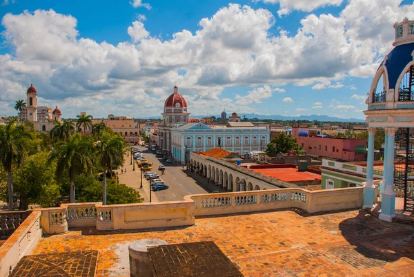 CIENFUEGOS, CUBA, Palácio Ferrer: Panorama que abre a partir do terraço do Palácio para a praça central e do edifício Município — Fotografia de Stock