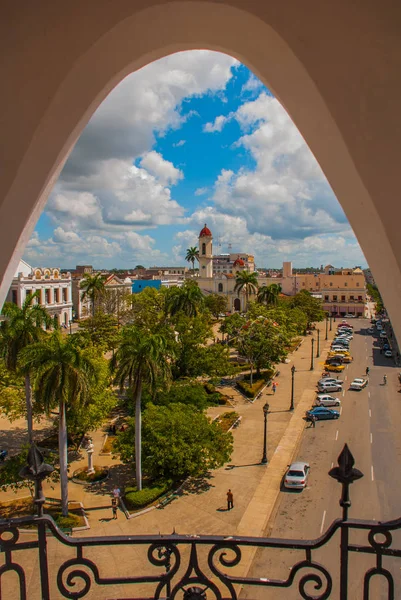 CIENFUEGOS, CUBA: Vista de la ciudad cubana desde la parte superior de la ventana arqueada. Catedral de la Inmaculada Concepción, situada en la plaza Martí en el centro . — Foto de Stock