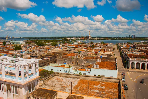 Architektura miasta Cienfuegos na Kubie. Widok z góry kubańskie miasto i zatokę — Zdjęcie stockowe