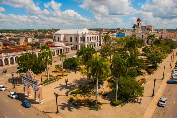 СИЕНФУЭГОС, КУБА: Вид на кубинский город на вершине площади Марти с триумфальной аркой с изображением непорочного зачатия — стоковое фото