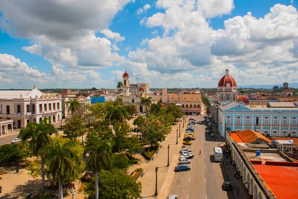 Cienfuegos na Kubie: Widok z tarasu budynku gminy, Ratusz, Pałac rządu i Catheadral Niepokalanego Poczęcia. Plac Parque Jose Marti. — Zdjęcie stockowe