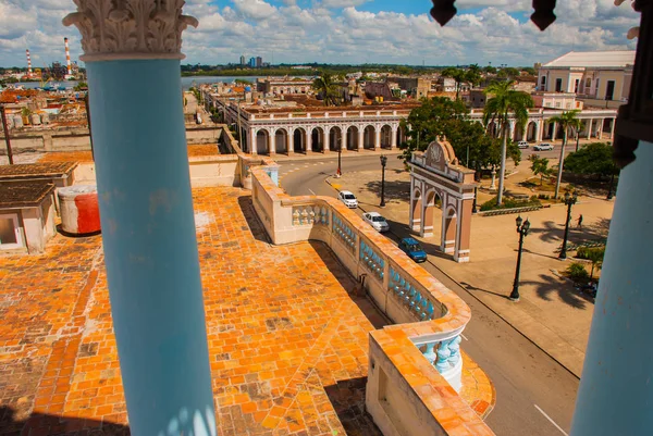 Cienfuegos na Kubie: Widok z tarasu, do centrum miasta. Łuk Triumfalny w parku — Zdjęcie stockowe