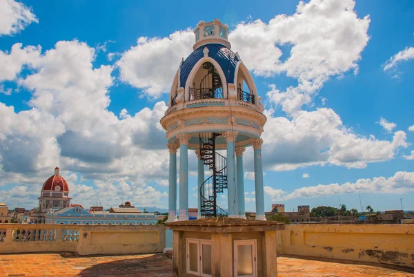 Vista desde la terraza del edificio del Municipio. Rotonda de observación con escaleras en la azotea del Palacio. Cienfuegos, Cuba. Palacio Ferrer, Casa de la Cultura Benjamin Duarte — Foto de Stock