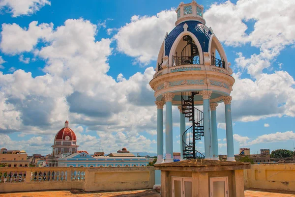 Megfigyelési rotunda a lépcsőn a tetőn a palota. Cienfuegos, Kuba. Palacio Ferrer, a kultúra Benjamin Duarte háza — Stock Fotó