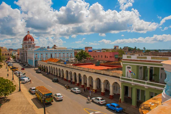 CIENFUEGOS, CUBA: La visión cubana de la ciudad desde arriba. Municipio, Ayuntamiento, Palacio de Gobierno — Foto de Stock