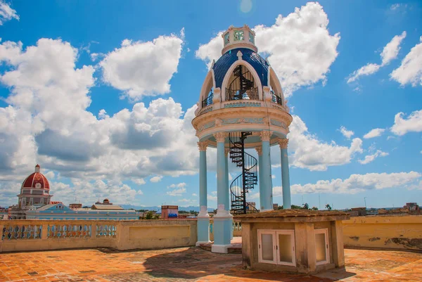 Вид с террасы на здание муниципалитета. Наблюдательная ротонда с лестницами на крыше дворца. Сьенфуэгос, Куба. Паласио Феррер, Дом культуры Бенджамина Дуарте — стоковое фото