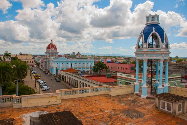 Cienfuegos, Kuba: Pohled z terasy do centra města. — Stock fotografie