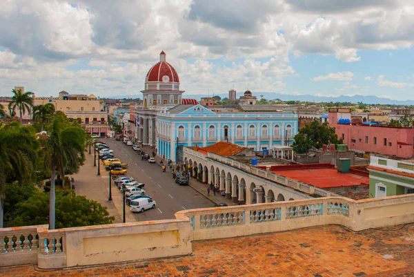 CIENFUEGOS, CUBA: La visión cubana de la ciudad desde arriba. Municipio, Ayuntamiento, Palacio de Gobierno — Foto de Stock