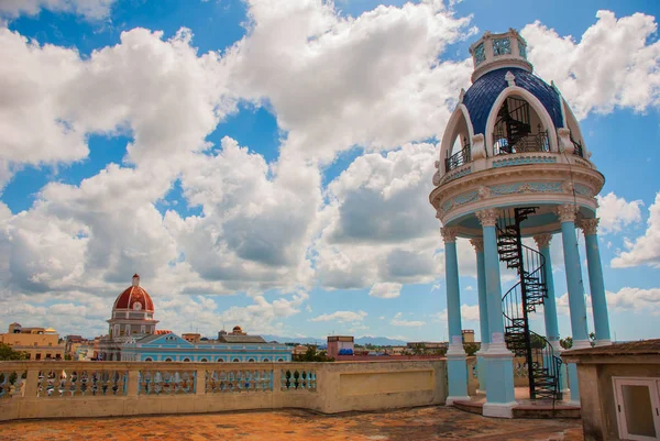 Kilátás a terasz az épület elhelyezkedik. Megfigyelési rotunda a lépcsőn a tetőn a palota. Cienfuegos, Kuba. Palacio Ferrer, a kultúra Benjamin Duarte háza — Stock Fotó