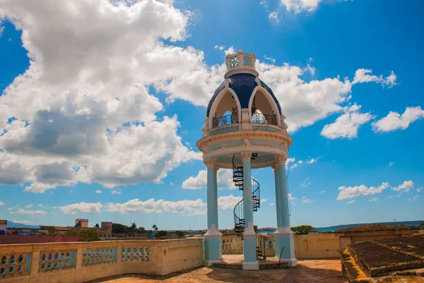Obserwacji rotunda z schody na dach pałacu. Cienfuegos na Kubie. Palacio Ferrer, Dom kultury Benjamin Duarte — Zdjęcie stockowe