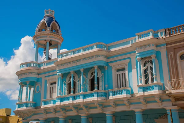 Cienfuegos na Kubie. Palacio Ferrer w parku Jose Marti, Dom kultury Benjamin Duarte. Piękny klasyczny budynek z białe kolumny niebieski. — Zdjęcie stockowe