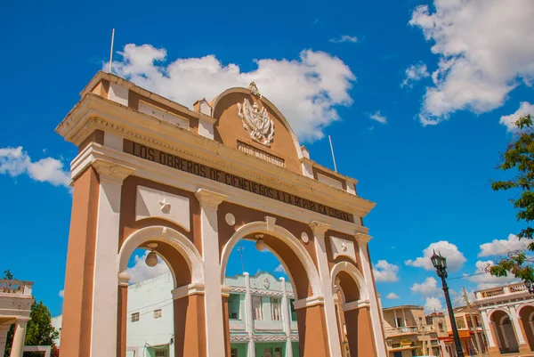 Cienfuegos na Kubie: Arc de Triomphe usytuowany jest przy placu Jose Marti w Cienfuegos. — Zdjęcie stockowe