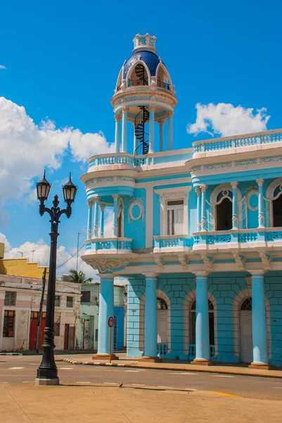 Cienfuegos, Kuba. Palacio Ferrer Jose Marti parkban, a kultúra Benjamin Duarte háza. Gyönyörű klasszikus kék, fehér oszlopos épület. — Stock Fotó