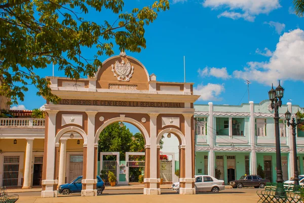 Cienfuegos na Kubie: Arc de Triomphe usytuowany jest przy placu Jose Marti w Cienfuegos. — Zdjęcie stockowe