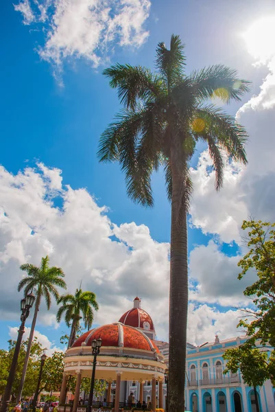 Cienfuegos, Kuba: Kilátás Cienfuegos Parque Jose Marti téren. Az önkormányzat és a rotunda piros kupola. — Stock Fotó